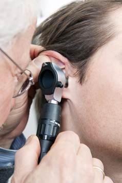 一般医生使用眼检查病人rsquo内心的耳朵