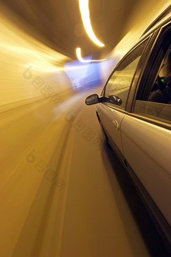 车超速行驶接近的退出隧道见过从外的车辆