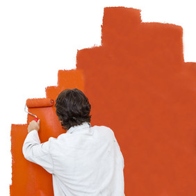 画家使用油漆辊油漆墙