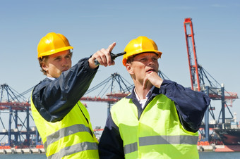 两个码头工人讨论前面大工业港
