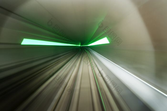 动态图像火车开车通过地铁隧道与绿色耀斑指示紧急出口点燃头灯