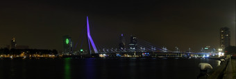 的伊拉斯谟桥而且的鹿特丹天际线晚上全景图像缝在一起流<strong>分布图</strong>片