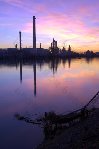 石油炼油厂位于商业港在辐射日落HDR图像