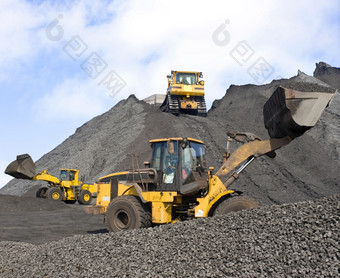 三个巨大的<strong>铲子</strong>工作大煤炭场