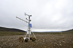 太阳能动力天气站而且传输空中沿着的乔鲁尔高地路线的苔原冰岛典型的冰岛阴一天