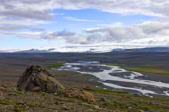 的kjolur高地景观与清晰的视图的霍夫斯冰川冰川而且的冰冷的河流动通过的火山灰景观