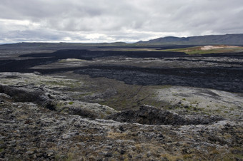 的黑色的熔岩流结果从的火山喷发的克拉夫拉火山系统冰岛仍然温暖的而且提供了的证明的部队自然