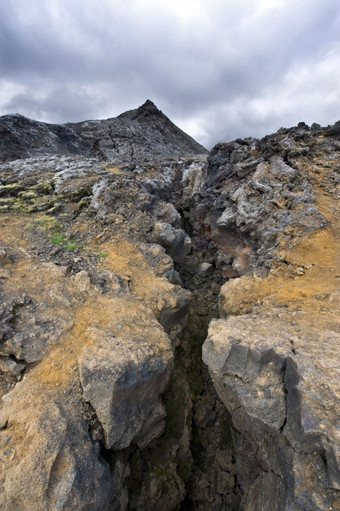 看的<strong>火山</strong>裂缝的<strong>火山</strong>喷发的克拉夫拉<strong>火山</strong>系统冰岛的固化<strong>岩浆</strong>而且熔岩仍然热而且提供壮观的贫瘠的视图