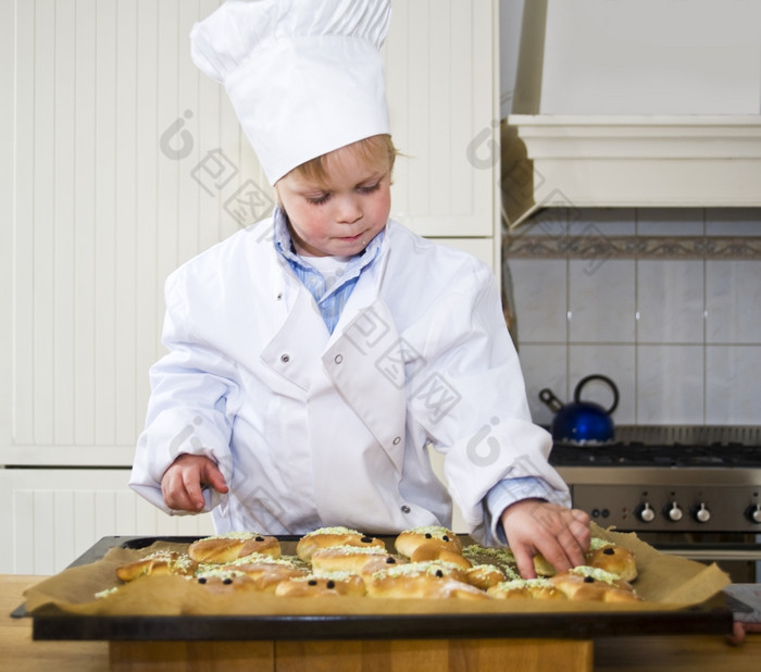 小男孩烘焙而且配菜面包厨房穿呜而且老板rsquo夹克