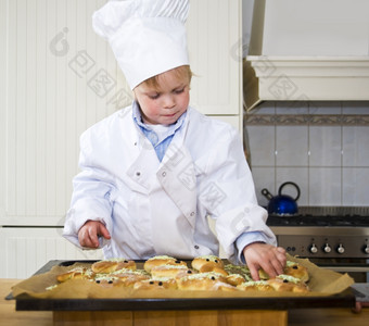小男孩烘焙而且配菜面包厨房穿呜而且老板rsquo夹克