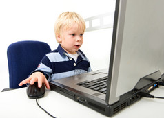 年轻的男孩坐在使用移动PC电脑可视从的胸部而且看走了从的相机的移动PC屏幕水平框架拍摄