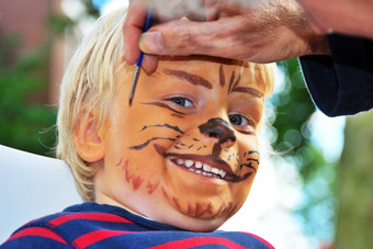 的脸年轻的孩子被使看就像凶猛的狮子化妆艺术