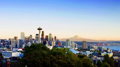 全景视图西雅图与雷尼尔山可见的背景水平框架拍摄