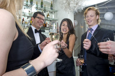 集团五个人庆祝新一年的酒吧俱乐部