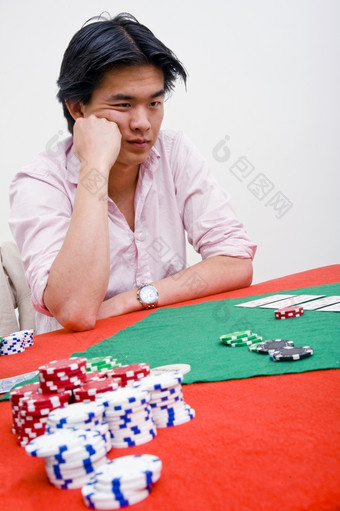 亚洲扑克球员被不开心后失去轮扑克与坏手卡片