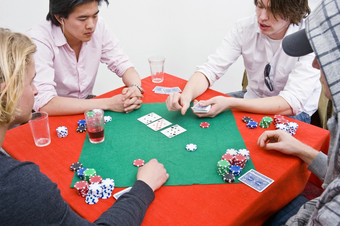 四个人周围表格在扑克游戏
