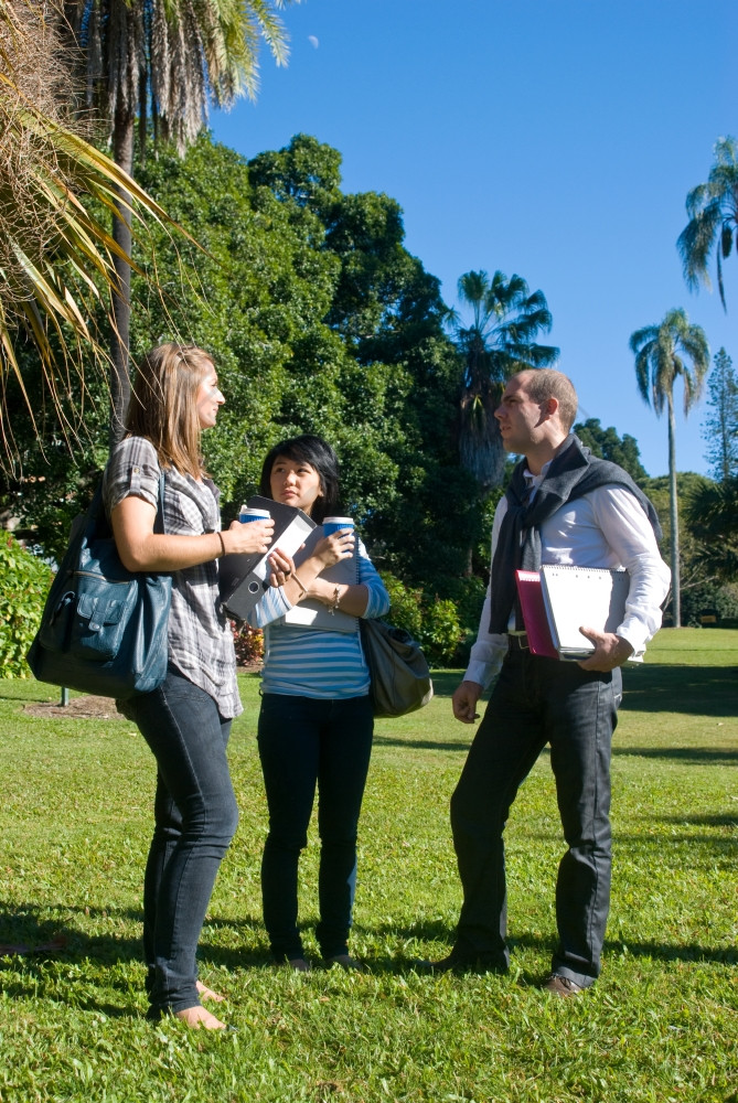 三个学生会说话的大学校园