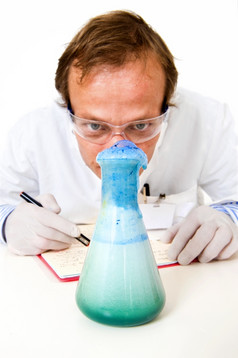 化学家密切分析饮料锥型瓶