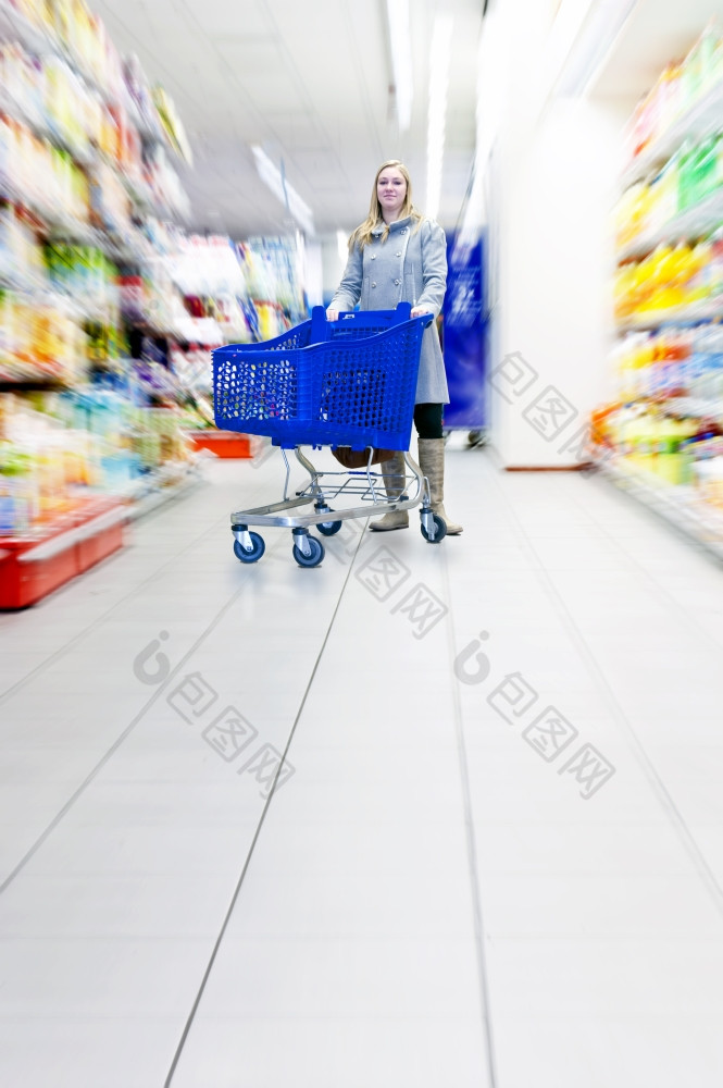 自信女人与她的购物车超市做食品杂货什么选择