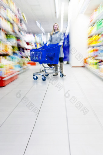 自信女人与她的购物车<strong>超市</strong>做食品<strong>杂货</strong>什么选择