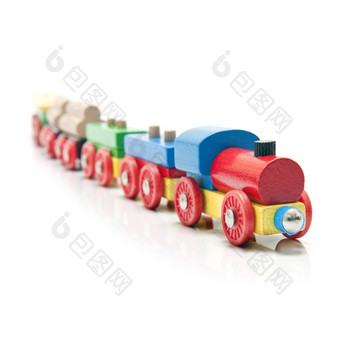 木玩具火车与机车而且五个车厢与微妙的反射白色背景而且浅深度场