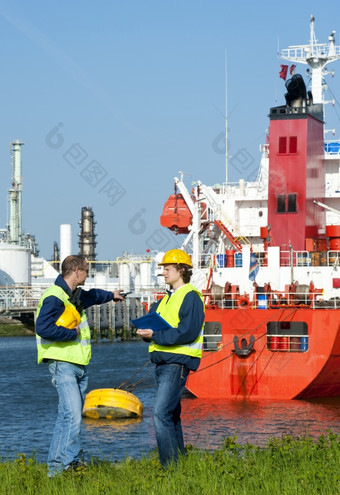 <strong>码头工人</strong>讨论问题与停泊船工业港