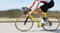 骑自行车的人赛车自行车超速行驶过去的的边缘路