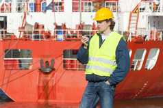 码头工人的广播与指令前面巨大的石油油轮工业港