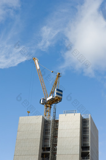 建设起重机而且建筑下建设对蓝色的天空