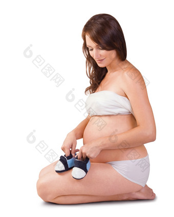 怀孕了女人与<strong>小鞋子</strong>为的未出生的婴儿孤立的白色背景