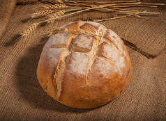 面包新鲜的自制的酸面团面包粗麻布背景