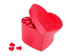 心形状的情人节一天礼物盒子孤立的白色背景
