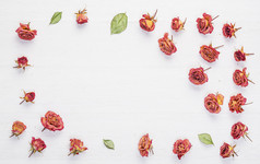 干玫瑰花古董乡村白色木桌子上backgroundTopviewconcept爱和浪漫的和通过时间