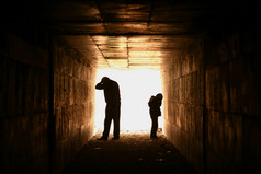 绝望的而且无助的父亲而且儿子的隧道