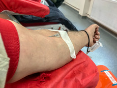 血捐赠捐赠输血关闭正确的手臂业务男人。接收血医院医疗保健和慈善机构也概念图像背景为世界血捐赠一天6月