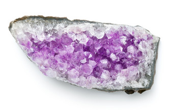 紫水晶水晶一块紫色的矿物孤立的在白色背景前视图紫水晶水晶一块紫色的矿物孤立的