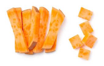 切片甜蜜的土豆生薯条和多维数据集孤立的在白色背景前视图平躺切片甜蜜的土豆生薯条和多维数据集