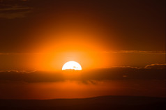 橙色阀瓣的太阳汇的地平线日落