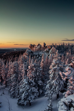 白雪覆盖的森林的山黎明白雪覆盖的森林的山黎明冬天景观