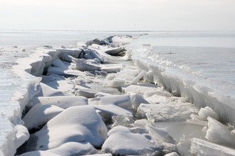 冻冬天海的裂纹的冰背景