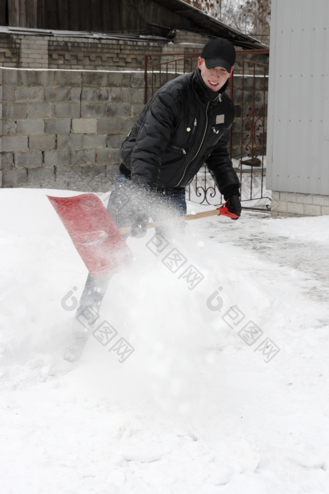 男人。铲雪雪风暴