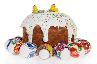 俄罗斯复活节蛋糕而且色彩鲜艳的复活节鸡蛋孤立的的白色背景