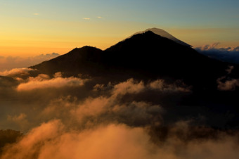 风景优美的视图云和雾日出从的前山巴图尔金塔马尼火山巴厘岛印尼