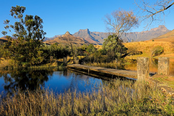 风景优美的池塘对背景的德拉肯斯堡山皇家故乡国家公园南非洲