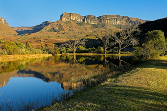 砂岩山和池塘与反射水皇家<strong>故乡</strong>国家公园南非洲