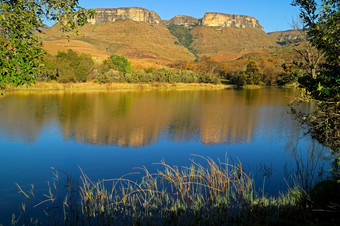 砂岩山和池塘与反射水皇家故乡国家公园南非洲