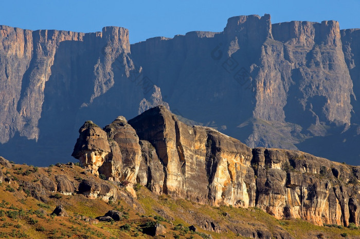 高山峰的德拉肯斯堡山皇家故乡国家公园南非洲