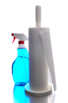 纸毛巾持有人而且瓶更清洁的白色背景与反射