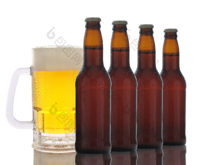 冷淡的杯子啤酒后面行棕色（的）啤酒瓶水平格式在白色与反射