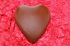 大巧克力心红色的皱巴巴的箔背景